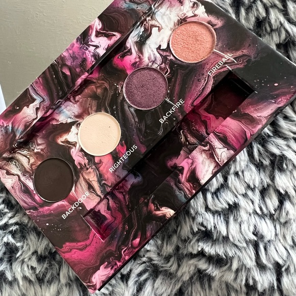 Urban Decay Urban Addictions Eyeshadow Palette - Picture 1 of 3